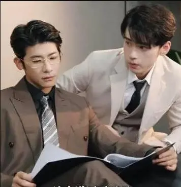 《破产后，我成了死对头的秘书》：欢喜冤家霸总恋，看落魄总裁如何逆袭！